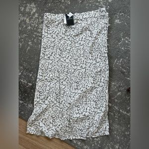 BRAND NEW Volcom floral midi skirt with buttons